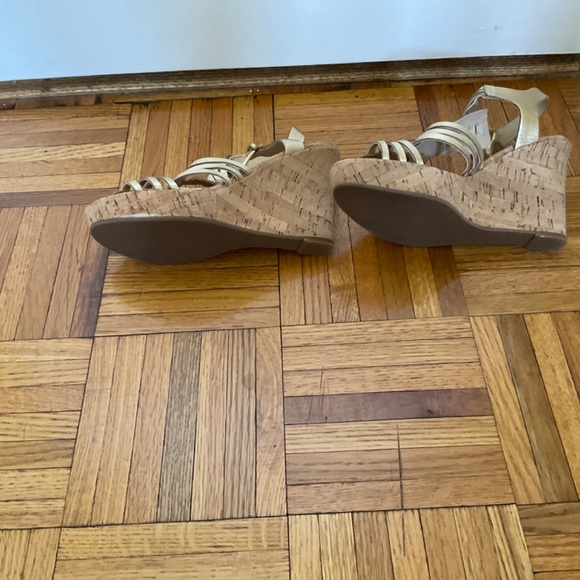 Audrey Brooke Leather Gold Open Toe Heels - Picture 3 of 3